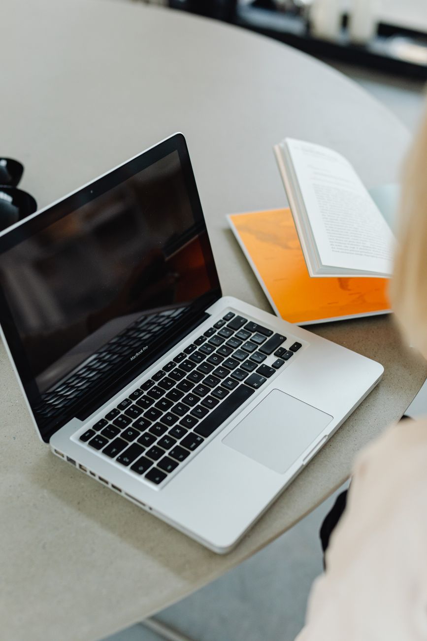 Minimalistischer Arbeitsplatz mit Laptop und Buch