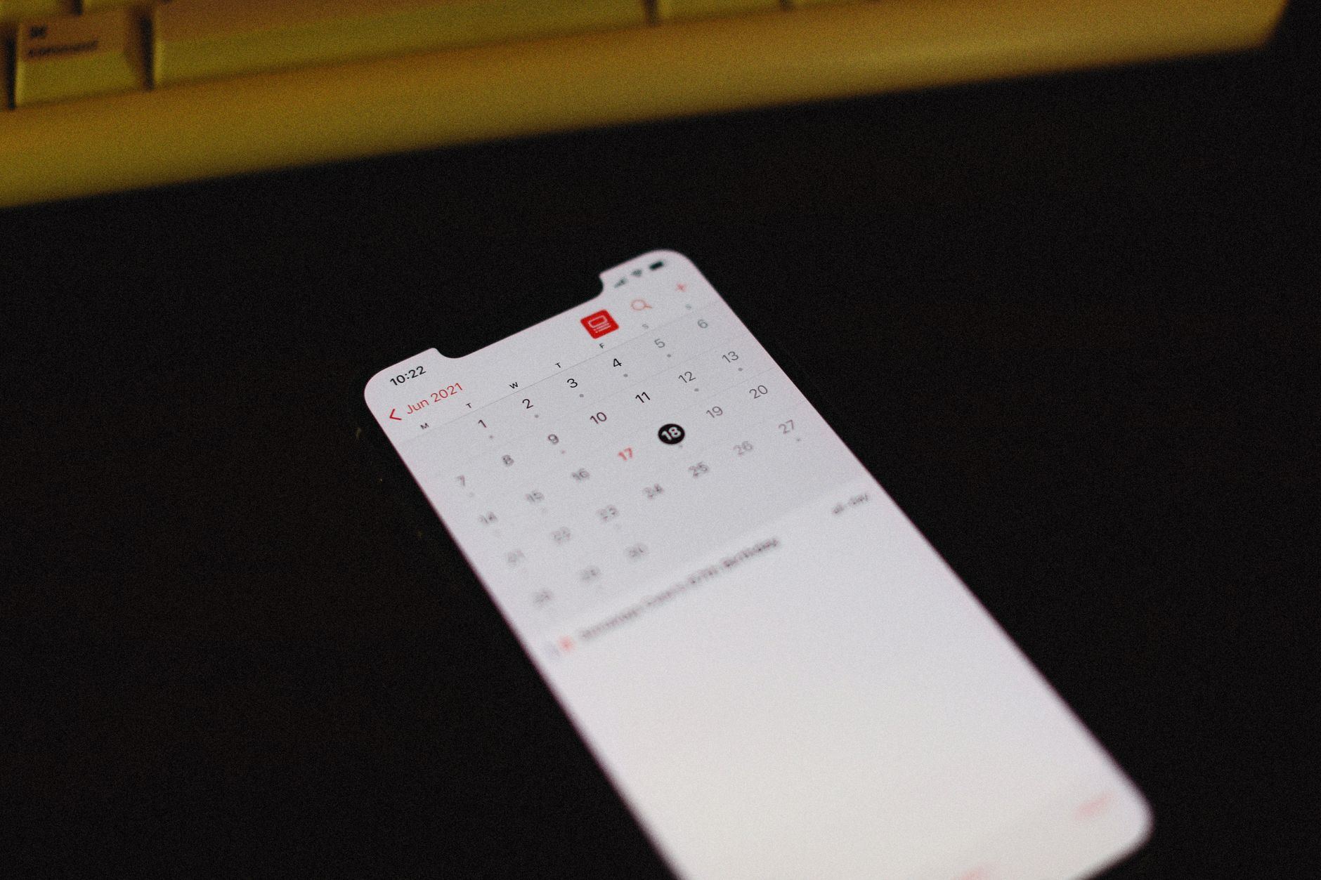 Smartphone mit geöffneter Kalender-App