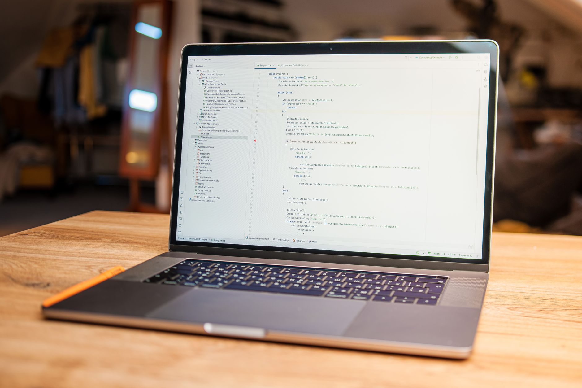Laptop mit sauberem Code auf dem Display
